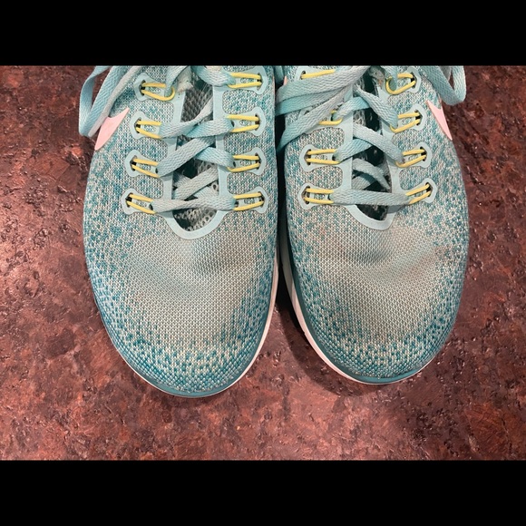 Women’s Nike running shoe - Picture 2 of 6